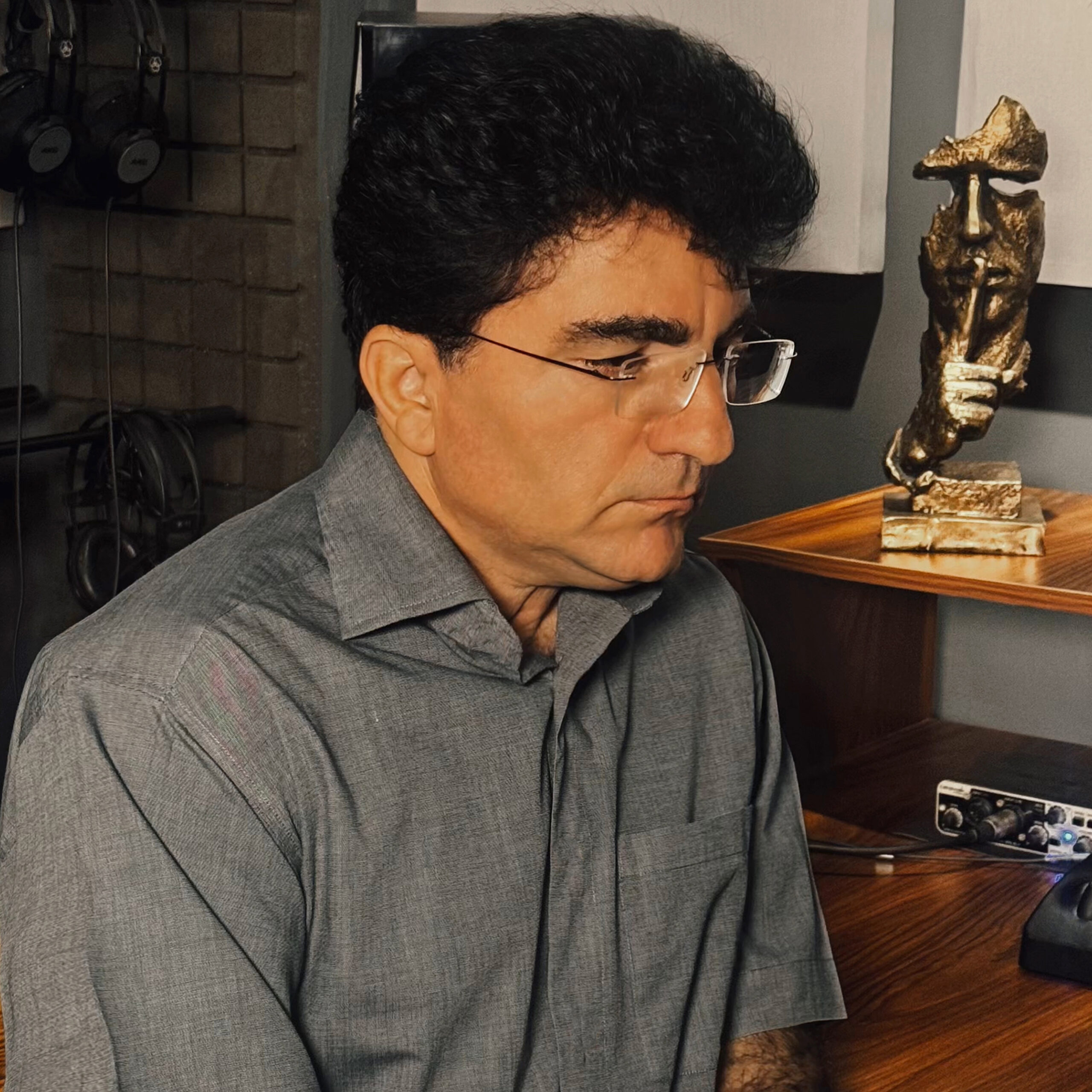 دانلود آهنگ بنام غریبی یار با صدای محمود شریفی